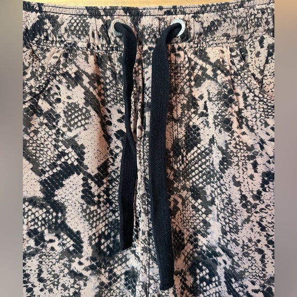 Sanctuary Lightweight Utility Reptile Snake Print Crop Pant Straight Leg Brown S - Picture 7 of 10